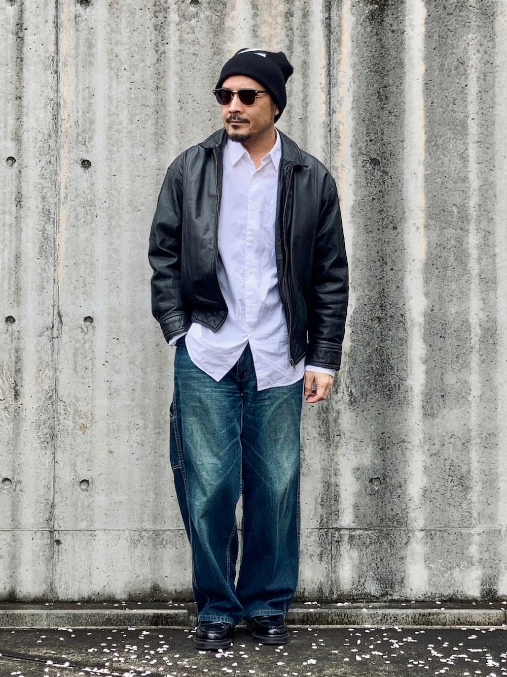 ホワイト系のシャツ/ブラウス、ブラック系のブルゾン、ブルー系のデニムパンツを着用したメンズの春コーディネートの2枚目の写真