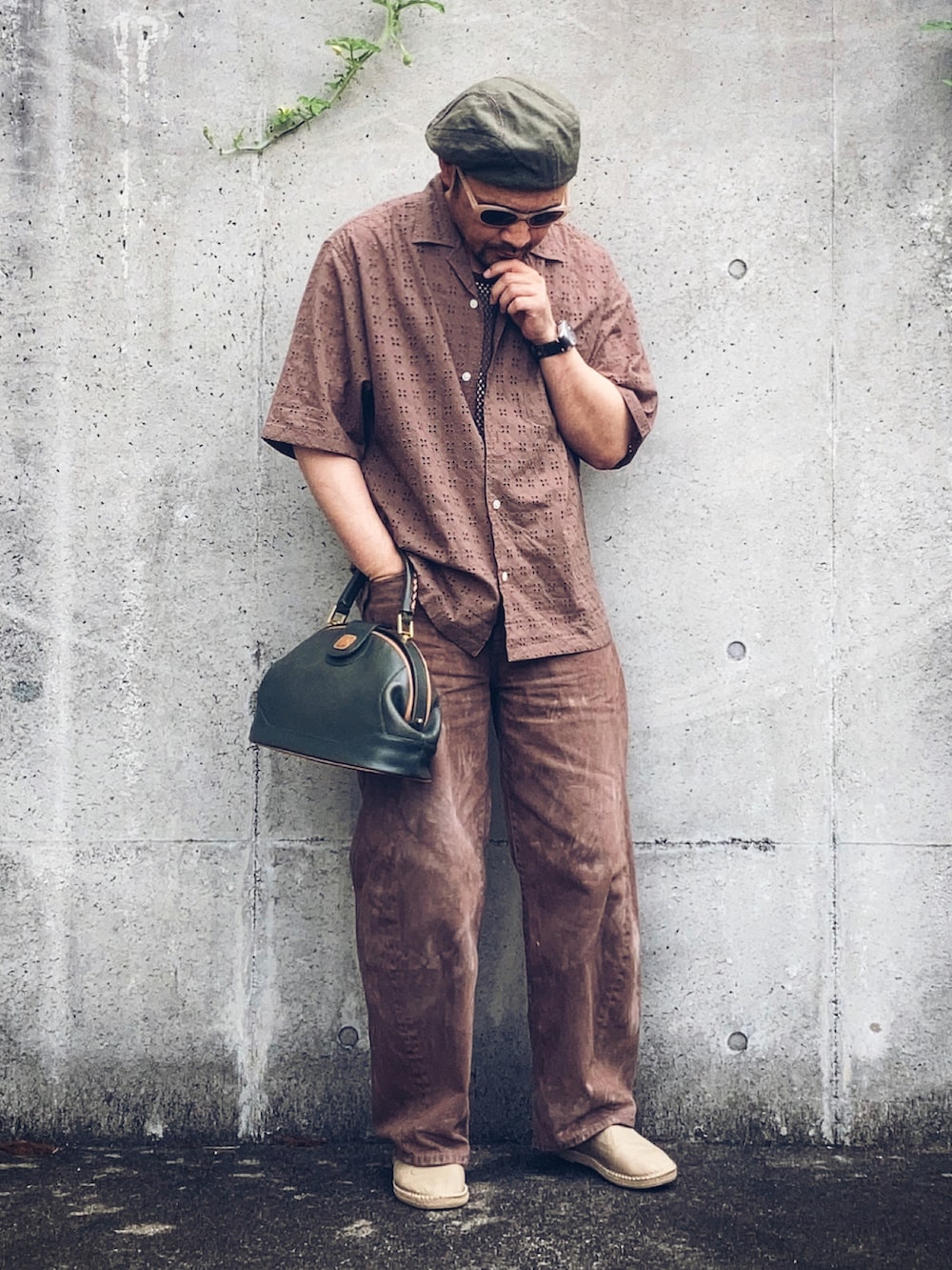 ブラウン系のデニムパンツ、ブラウン系のシャツ/ブラウス、グレー系のタンクトップを着用したメンズの夏コーディネートの2枚目の写真