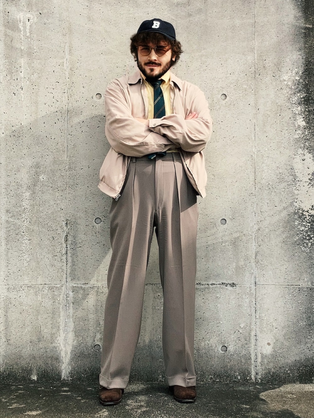 ベージュ系のブルゾン、イエロー系のシャツ/ブラウス、グレー系のスラックスを着用したメンズの秋コーディネートの2枚目の写真