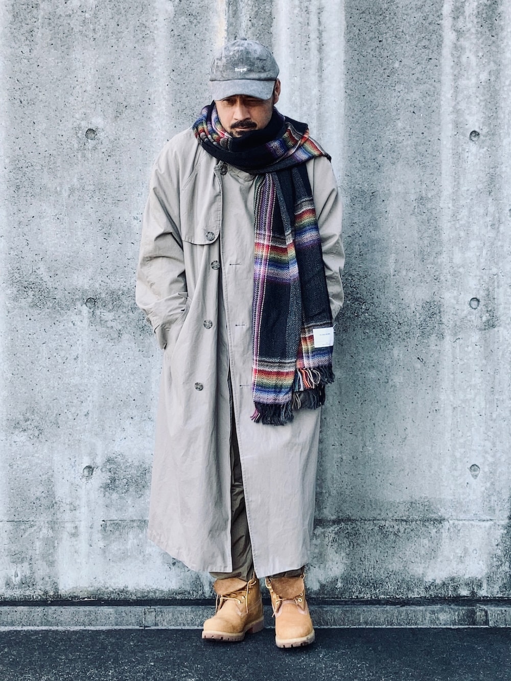 パープル系のスウェット、ベージュ系のトレンチコート、グリーン系のその他パンツを着用したメンズの秋コーディネートの3枚目の写真