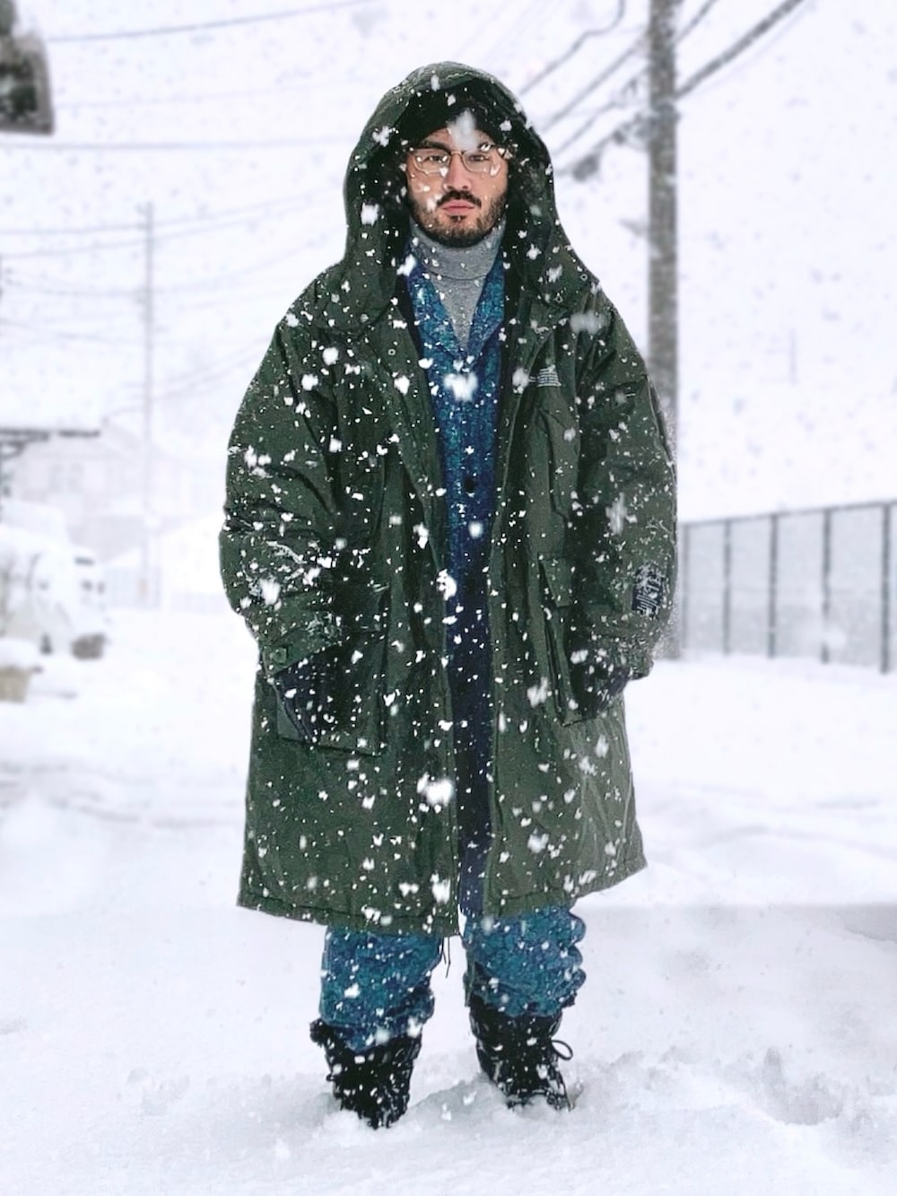 ブルー系のつなぎ/オールインワン、グリーン系のミリタリージャケット、グレー系のニット/セーターを着用したメンズの冬コーディネートの2枚目の写真