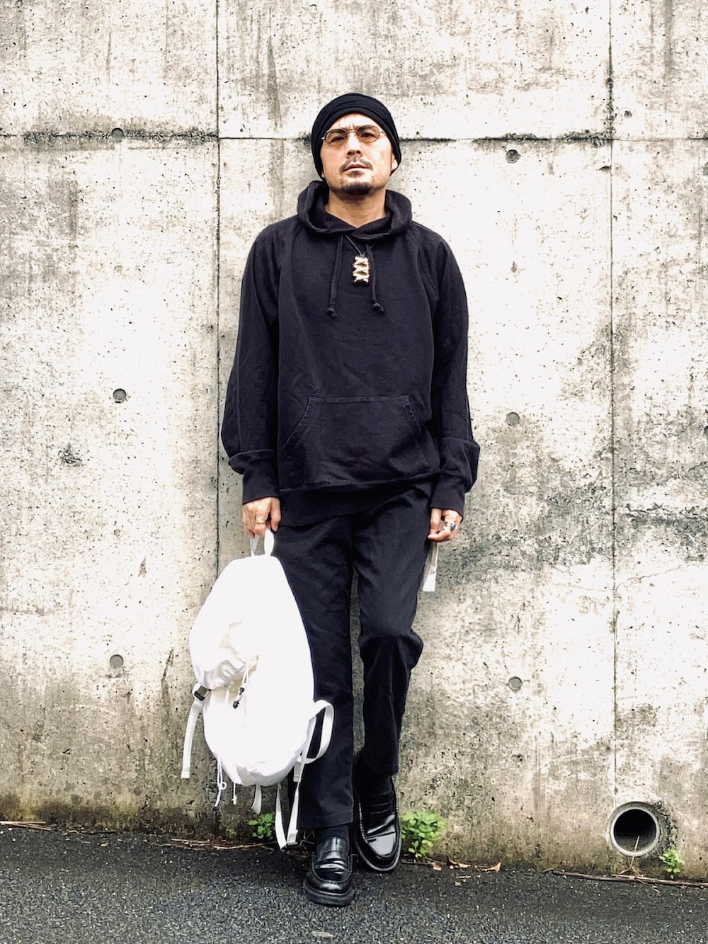 ブラック系のパーカー、ブラック系のその他パンツ、ブラック系のローファーを着用したメンズの秋コーディネートの4枚目の写真