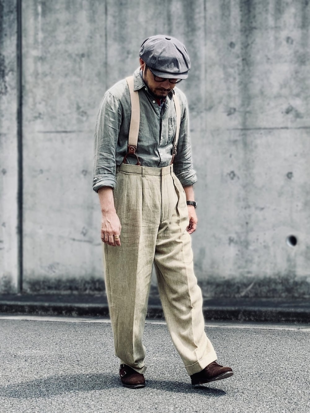 グリーン系のシャツ/ブラウス、その他のスラックス、ブラウン系のドレスシューズを着用したメンズの夏コーディネートの4枚目の写真