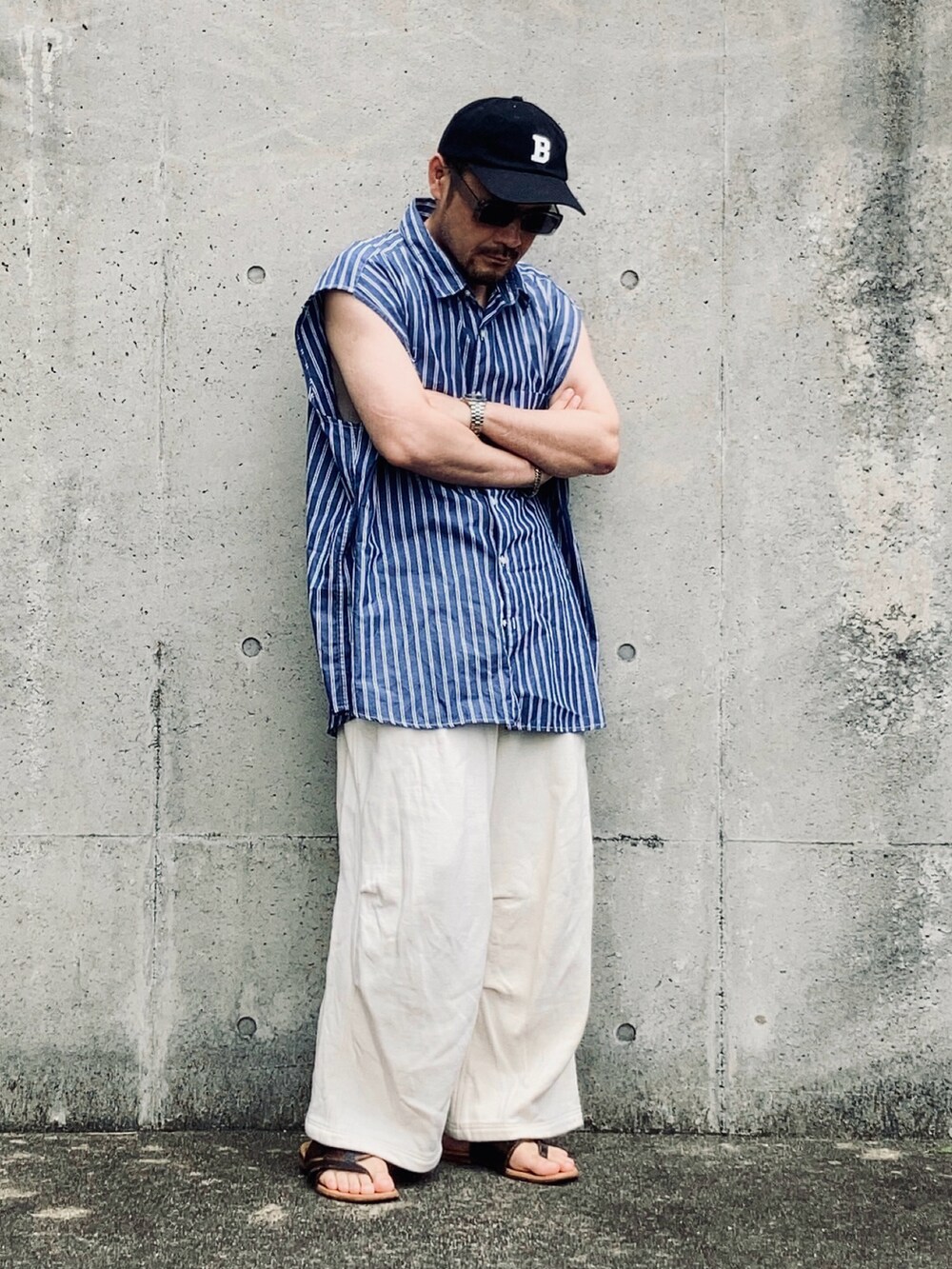 グレー系のスウェットパンツ、ブルー系のシャツ/ブラウス、ブラウン系のサンダルを着用したメンズの夏コーディネートの2枚目の写真