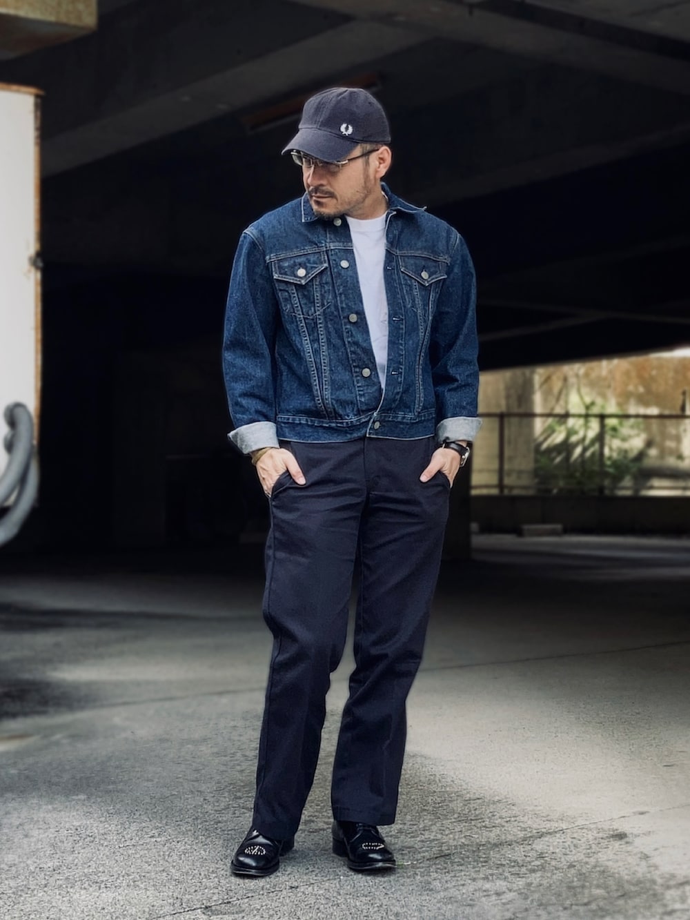 ホワイト系のTシャツ/カットソー、ブルー系のデニムジャケット、ブルー系のチノパンツを着用したメンズの秋コーディネートの3枚目の写真