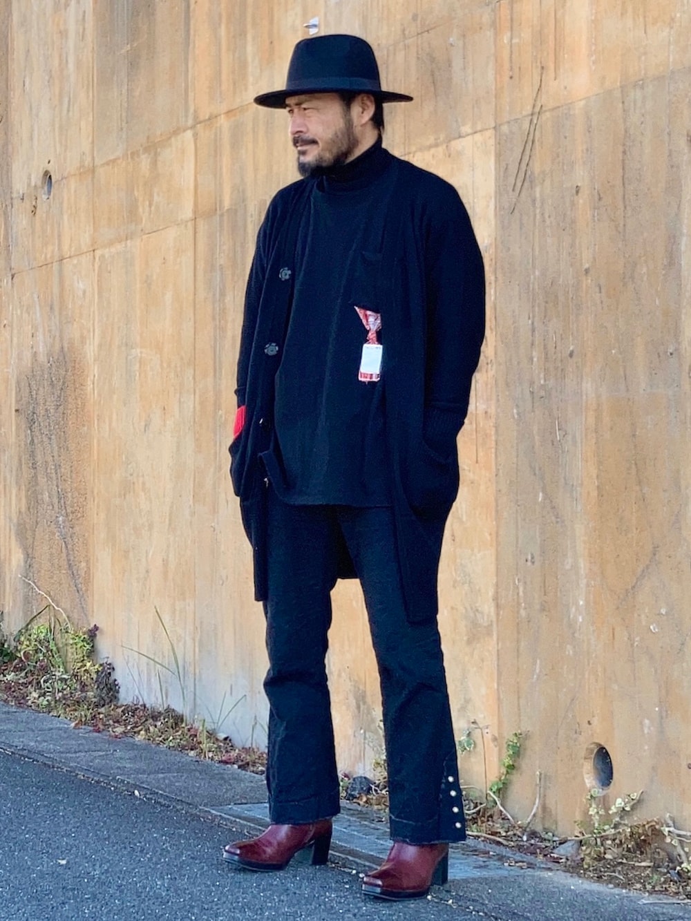 ブラック系のニット/セーター、ブラック系のTシャツ/カットソー、ブラック系のカーディガン/ボレロを着用したメンズの冬コーディネートの2枚目の写真