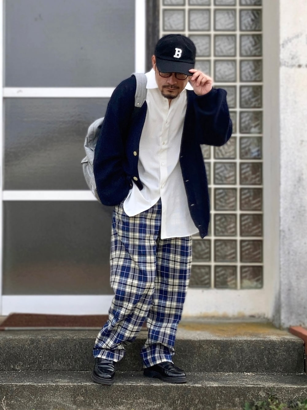 ホワイト系のシャツ/ブラウス、ブルー系のカーディガン/ボレロ、ブルー系のスラックスを着用したメンズの春コーディネートの3枚目の写真