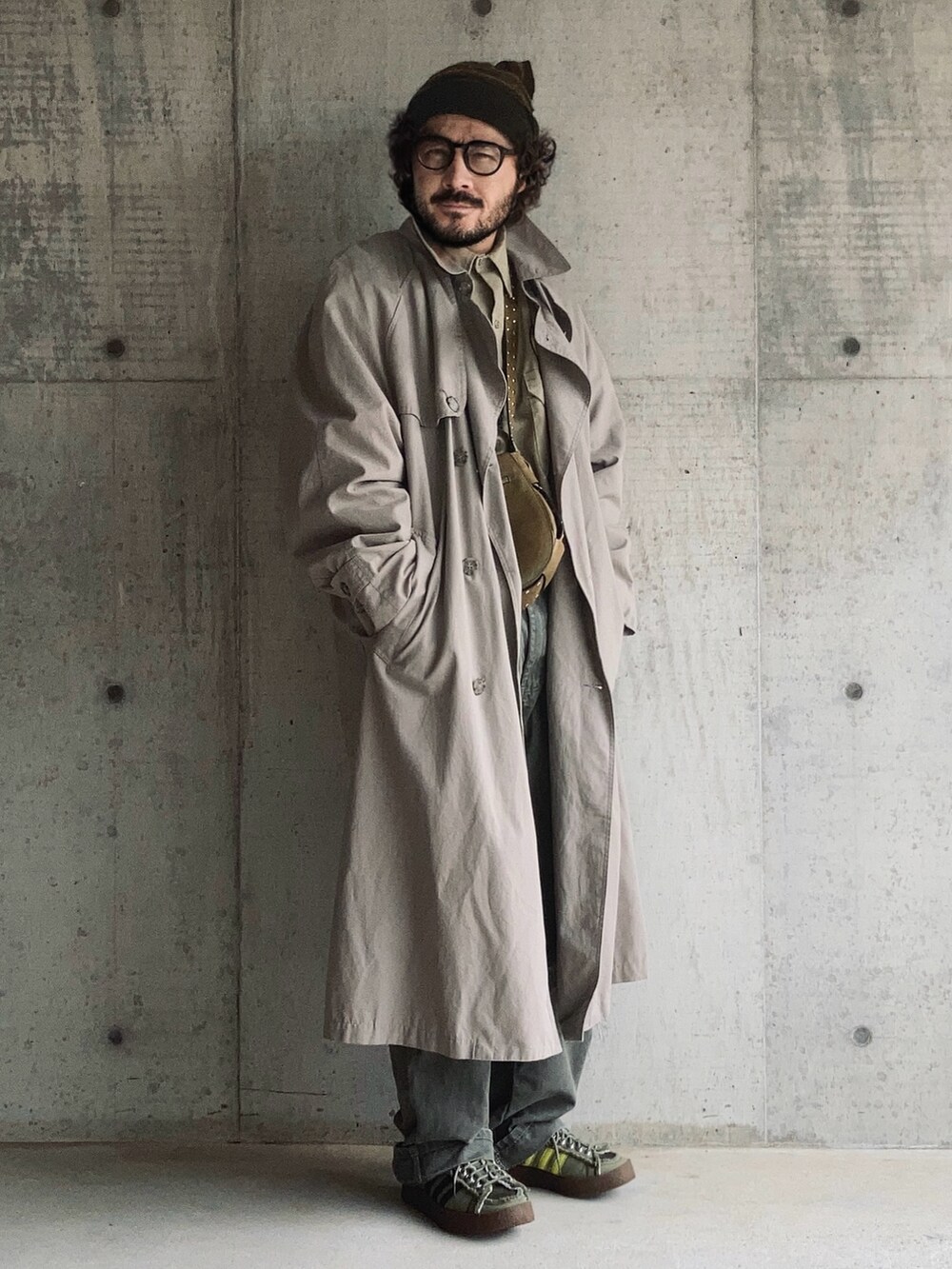 ベージュ系のシャツ/ブラウス、ベージュ系のトレンチコート、グリーン系のその他パンツを着用したメンズの冬コーディネートの2枚目の写真