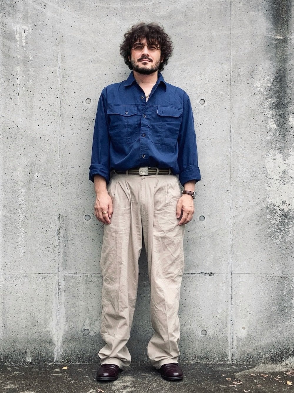 ベージュ系のスラックス、ブルー系のシャツ/ブラウス、レッド系のドレスシューズを着用したメンズの夏コーディネートの2枚目の写真