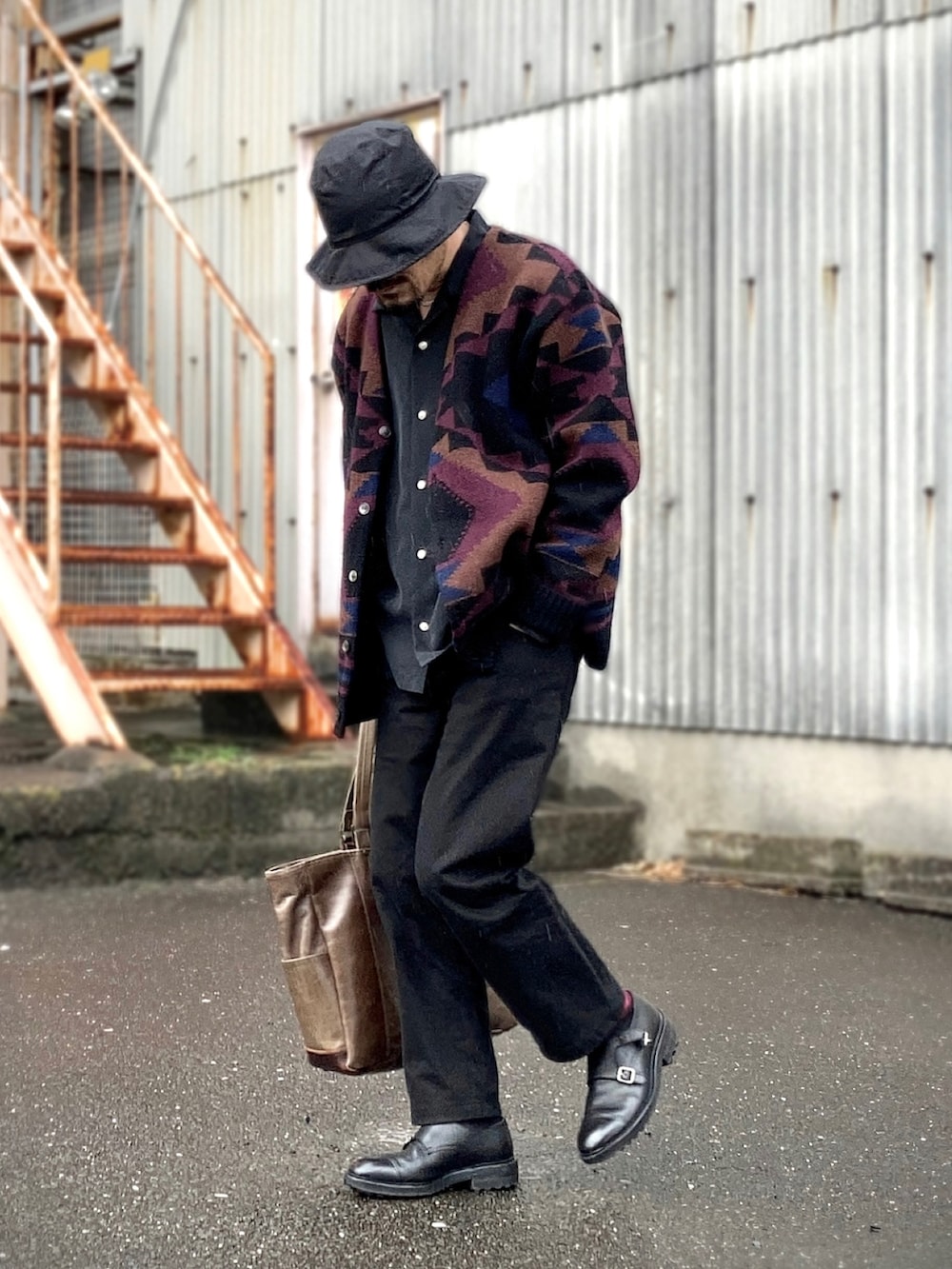 ブラック系のカーディガン/ボレロ、ブラック系のシャツ/ブラウス、ブラック系のパンツを着用したメンズの冬コーディネートの4枚目の写真