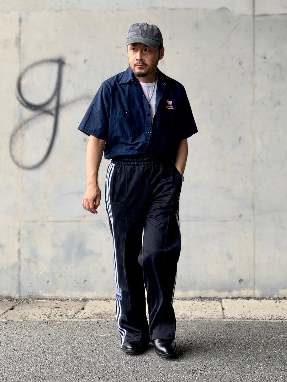 「真夏のアクティブスタイル、アメカジ、ワーク、スポーツミックス、スポーティ、タックイン、モノトーン、ストリート、白Tシャツ、ワークシャツ、トラックパンツ、ラインパンツ、adidas originals、スウェットパンツ、シャツスタイル」｜「HANESのHanes ヘインズ 2P Japan Fit 5.3oz クルーネックTシャツ / VネックTシャツ（Tシャツ/カットソー、ホワイト系）」を使った、koppaさん（メンズ・169cm）の夏コーディネートの2枚目の写真