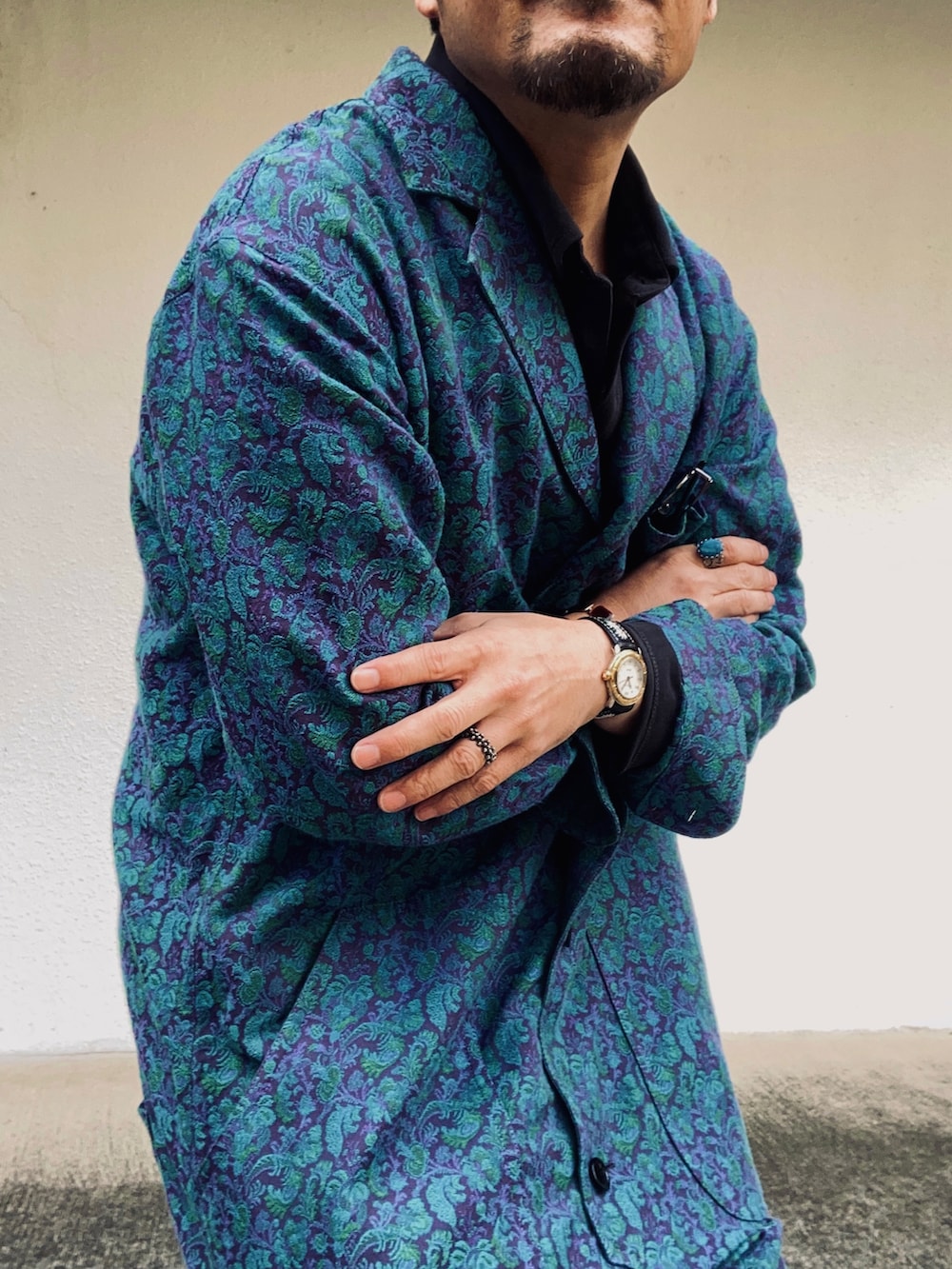 ブラック系のポロシャツ、ブルー系のつなぎ/オールインワン、ブラック系のブーツを着用したメンズの春コーディネートの5枚目の写真