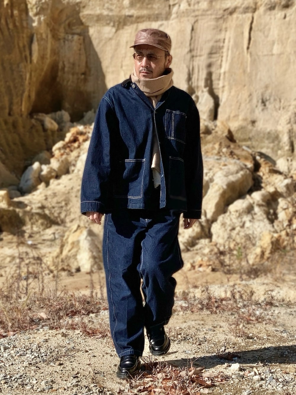 ブルー系のデニムジャケット、ブルー系のデニムパンツ、ブラック系のローファーを着用したメンズの冬コーディネートの2枚目の写真