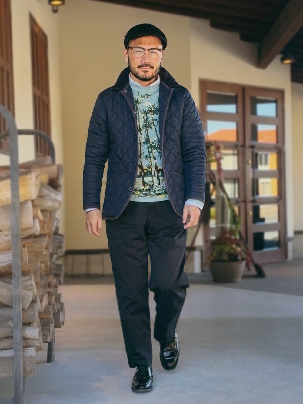 ブルー系のその他アウター、ブルー系のニット/セーター、ブラック系のスラックスを着用したメンズの冬コーディネートの2枚目の写真