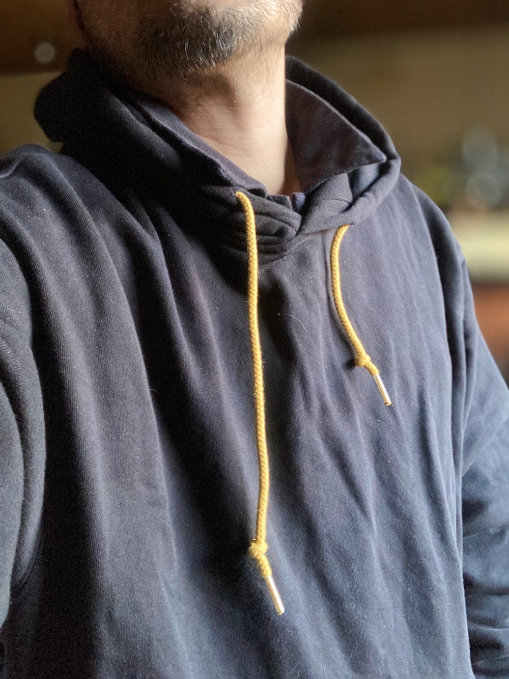 ブラック系のパーカー、ブラック系のシャツ/ブラウス、ブラック系のデニムパンツを着用したメンズの秋コーディネートの5枚目の写真