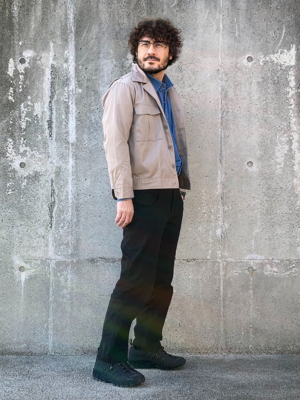 ベージュ系のその他アウター、ブルー系のシャツ/ブラウス、ブラック系のパンツを着用したメンズの春コーディネートの2枚目の写真