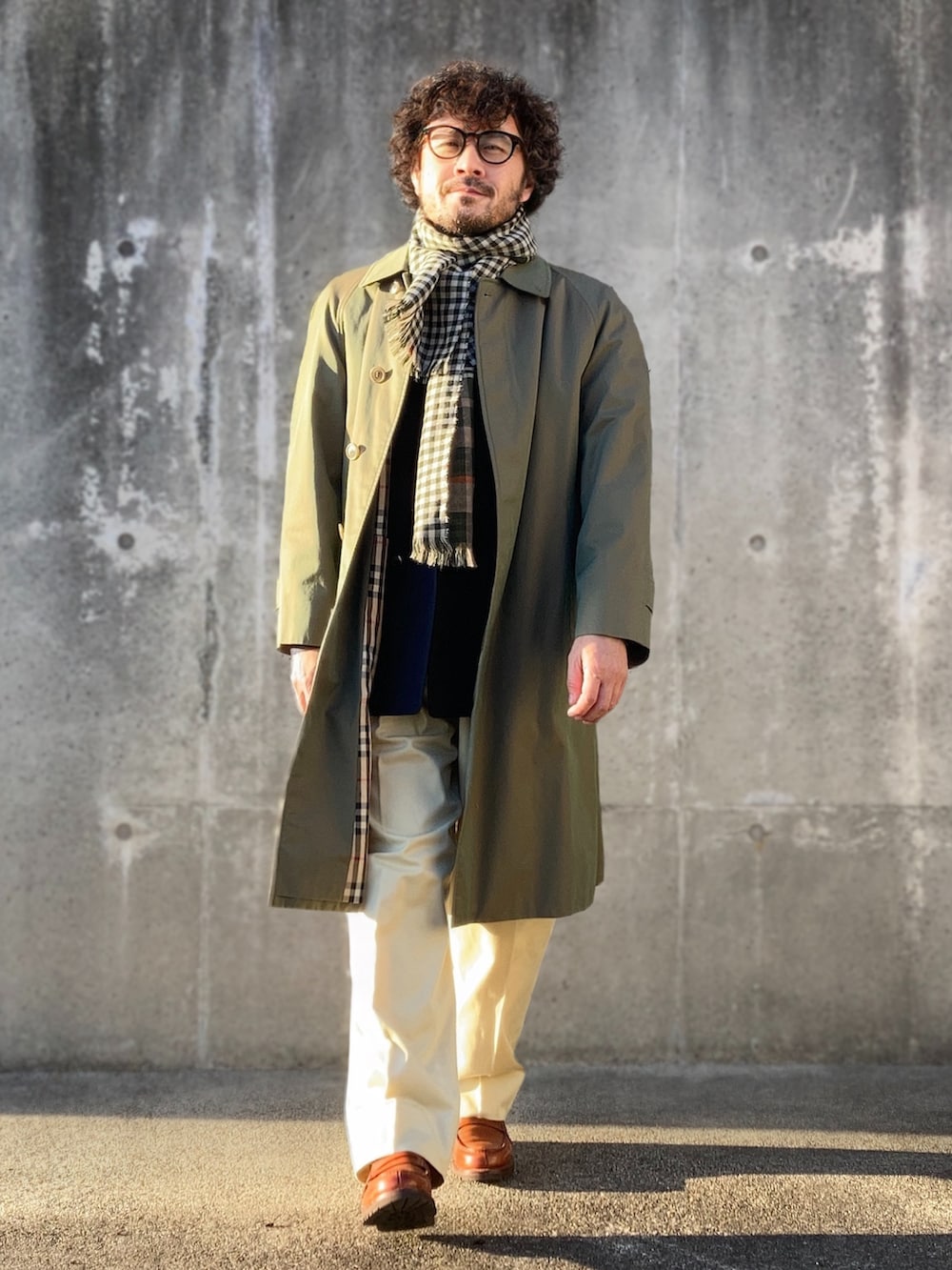 「真冬のあったかスタイル、メンズファッション、革靴、ファッションを楽しもう、スラックス、テーラードジャケット、ダブルブレスト、ステンカラーコート、バーバリー、古着MIX、トラッド、オーセンティック」｜「BURBERRYのビンテージ　170/A5（テーラードジャケット、ブルー系）」を使った、koppaさん（メンズ・169cm）の冬コーディネートの4枚目の写真