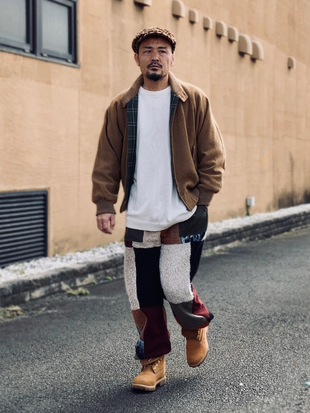 その他のニット/セーター、ブラウン系のブルゾン、その他のスウェットパンツを着用したメンズの冬コーディネートの4枚目の写真