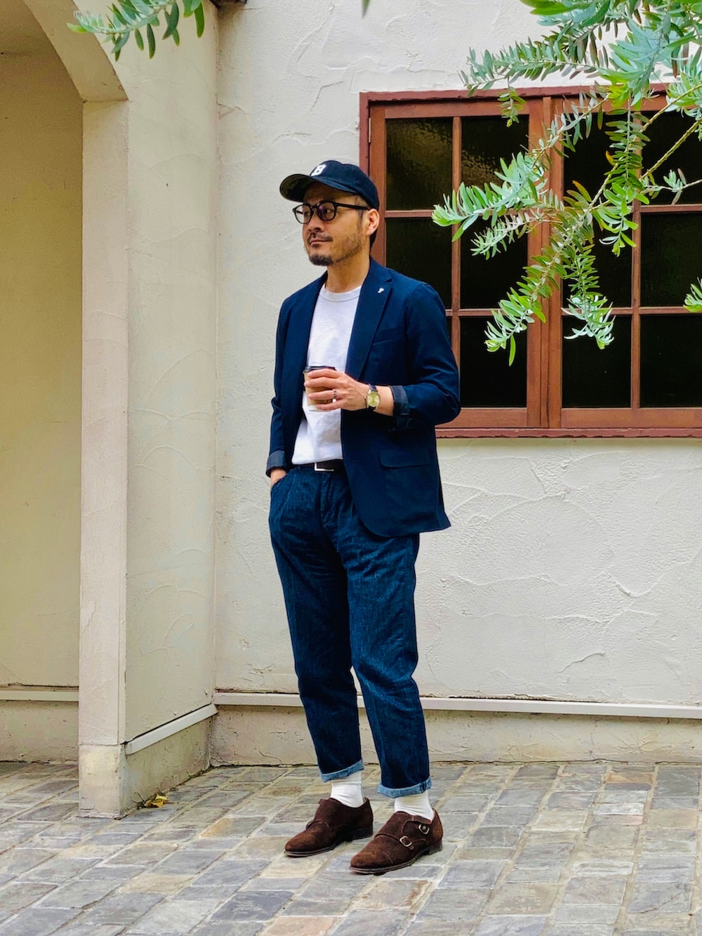 ホワイト系のTシャツ/カットソー、ブルー系のテーラードジャケット、ブルー系のデニムパンツを着用したメンズの春コーディネートの3枚目の写真