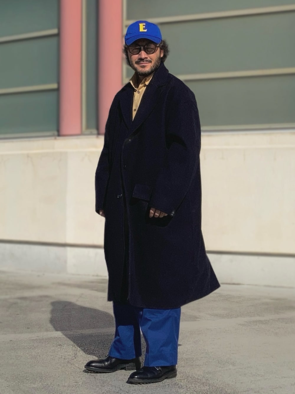 ブルー系のチェスターコート、イエロー系のシャツ/ブラウス、ブルー系のその他パンツを着用したメンズの冬コーディネートの3枚目の写真