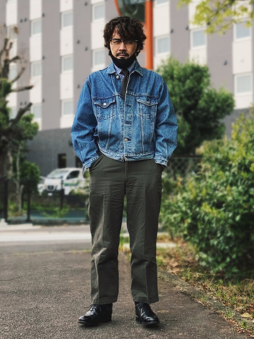 ブルー系のデニムジャケット、グリーン系のネクタイ、グリーン系のチノパンツを着用したメンズの春コーディネートの3枚目の写真