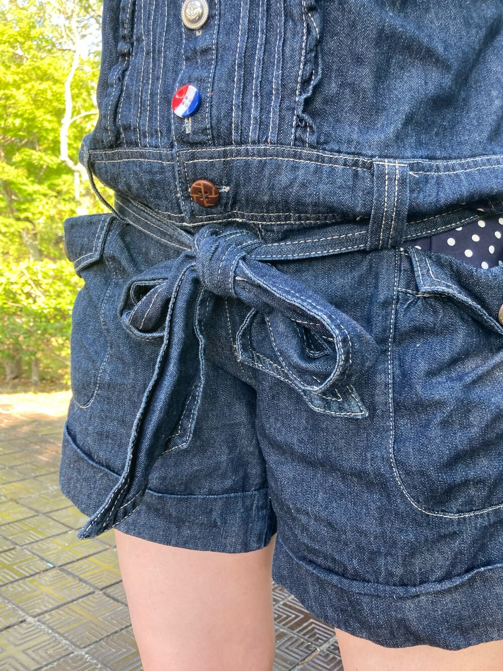 「オーバーオール、サロペット、デニムサロペット、サロペットパンツ、ヨーロピアン、paypayフリマ」｜「no brandの【sold】オールインワンショーツ （サロペット/オーバーオール、ブルー系）」を使った、koppaさん（レディース・153cm）の夏コーディネートの4枚目の写真