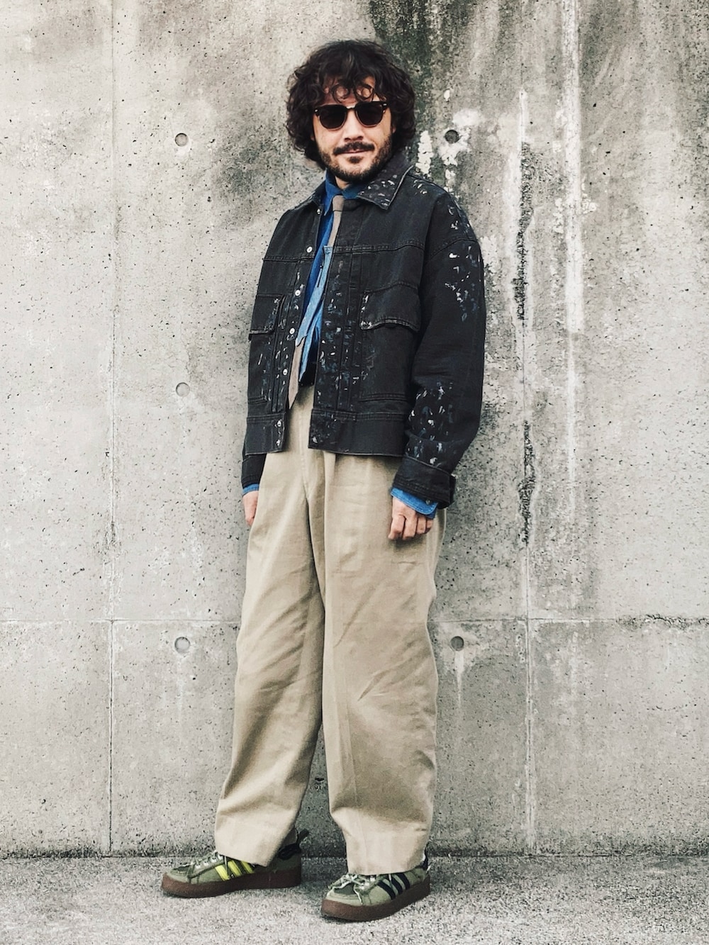 ブラウン系のデニムジャケット、ベージュ系のチノパンツ、ブルー系のシャツ/ブラウスを着用したメンズの秋コーディネートの3枚目の写真