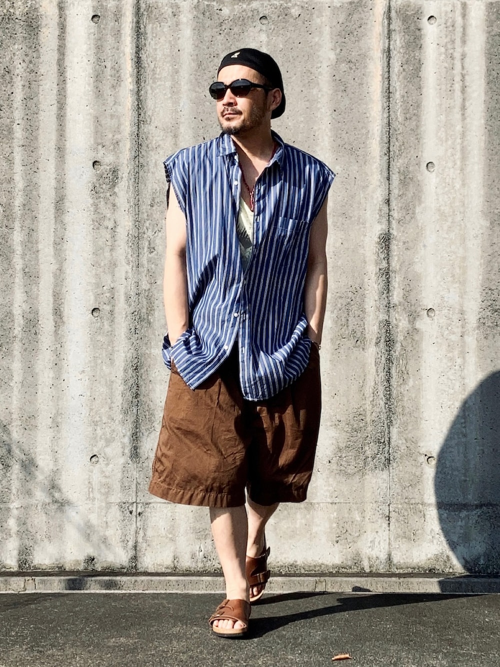 ブルー系のシャツ/ブラウス、ブラウン系のその他パンツ、ブラウン系のサンダルを着用したメンズの夏コーディネートの4枚目の写真
