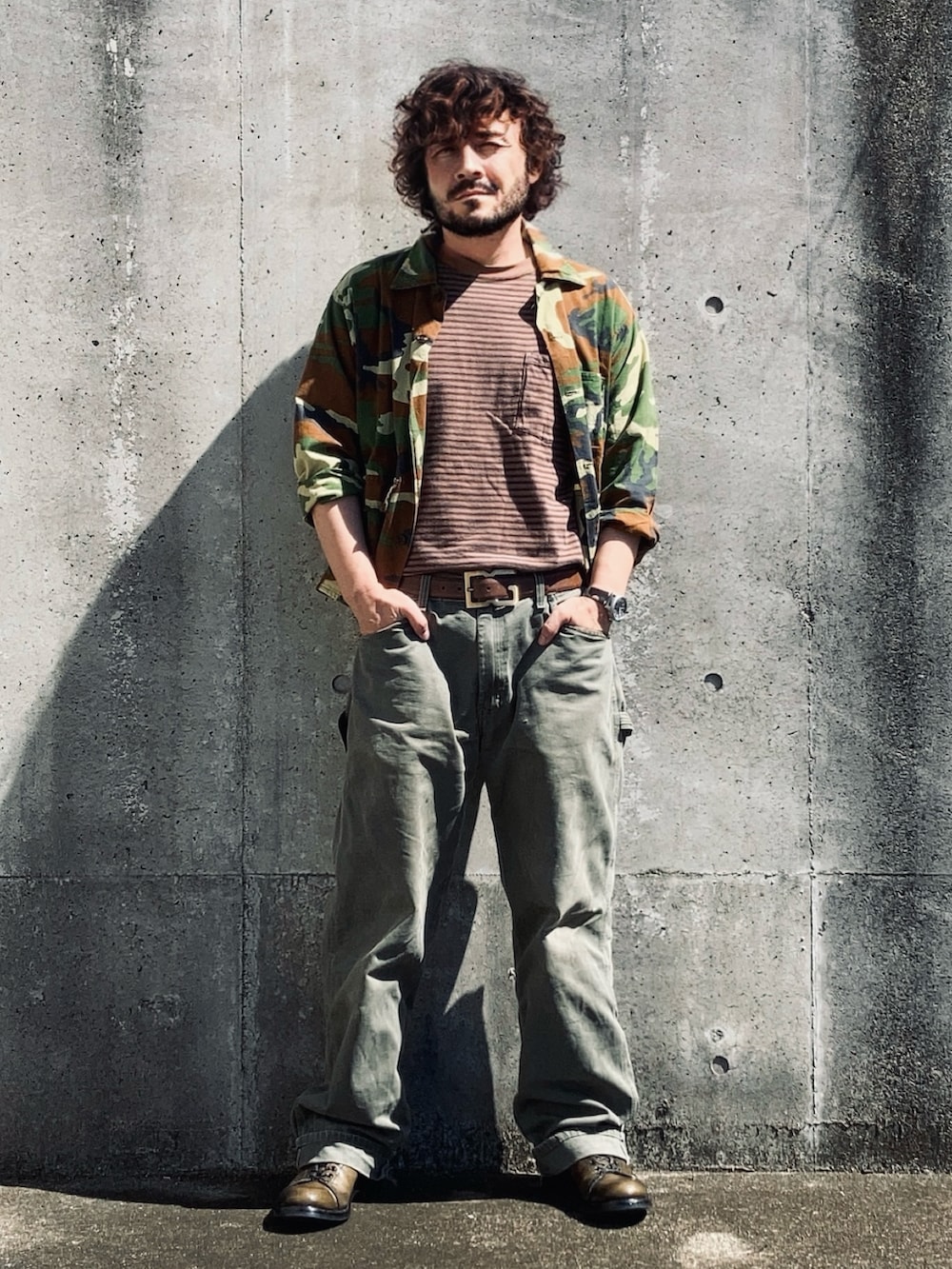 ブラウン系のTシャツ/カットソー、グリーン系のその他パンツ、グリーン系のシャツ/ブラウスを着用したメンズの秋コーディネートの2枚目の写真