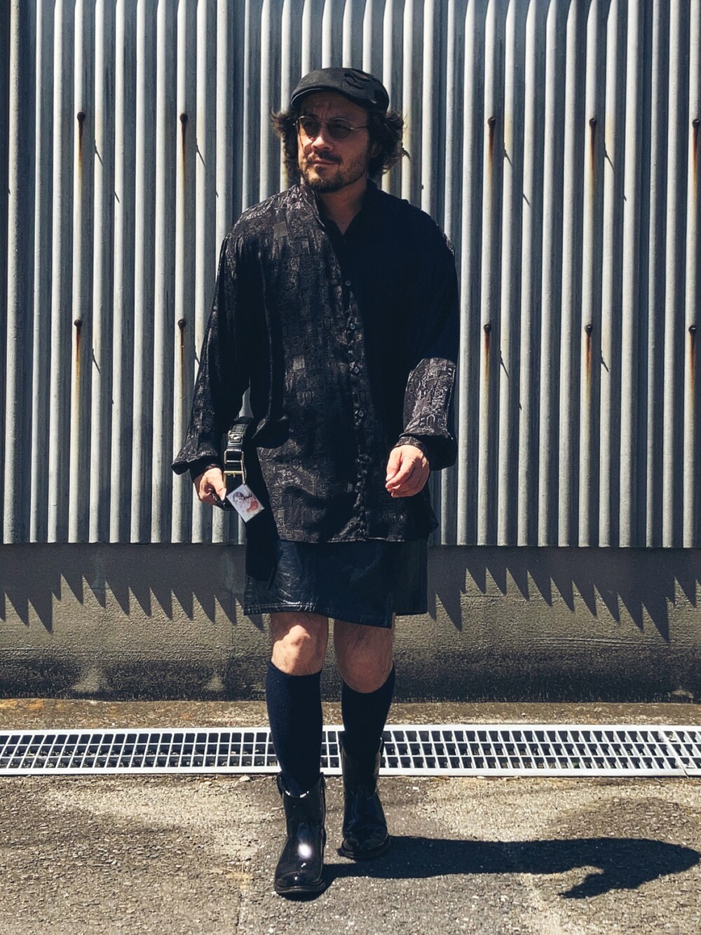 ブラック系のシャツ/ブラウス、ブラック系のその他パンツ、ブラック系のブーツを着用したメンズの夏コーディネートの2枚目の写真