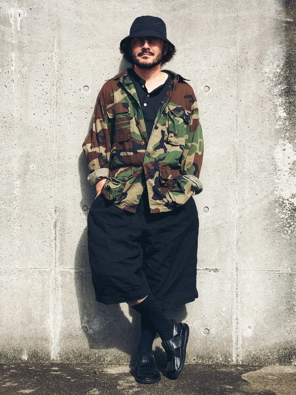「秋コーデ、秋服コーデ、メンズファッション、秋、バケットハット、ハーフパンツ、ショートパンツ、ファッションを楽しもう、古着MIX、ブラックコーデ、ミリタリーワーク、ジャングルファティーグ、ハロウィン、ストリート」｜「no brandのアイテム（ミリタリージャケット、その他）」を使った、koppaさん（メンズ・169cm）の秋コーディネートの2枚目の写真