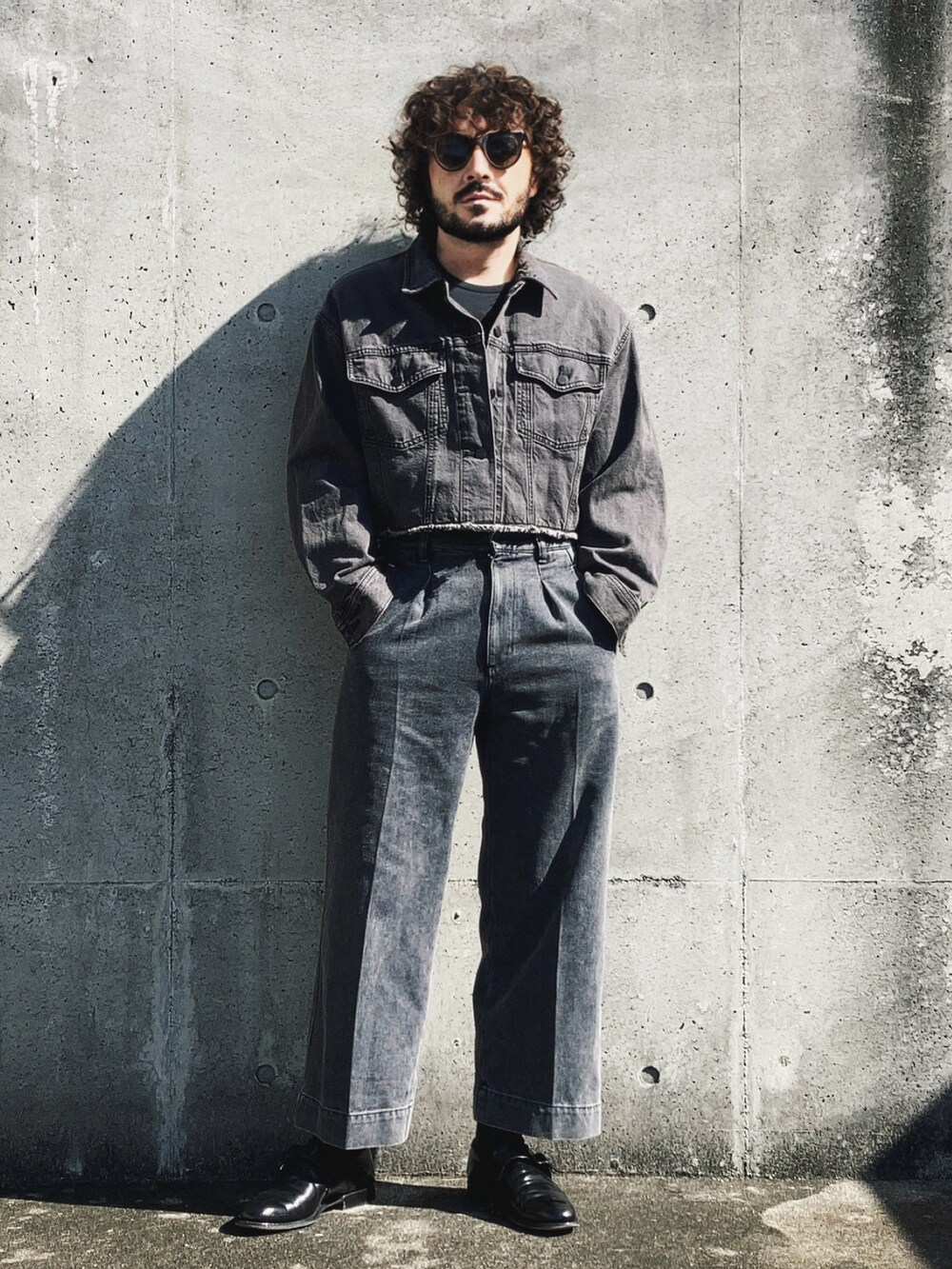 グレー系のデニムパンツ、グレー系のデニムジャケット、ブラック系のドレスシューズを着用したメンズの秋コーディネートの4枚目の写真