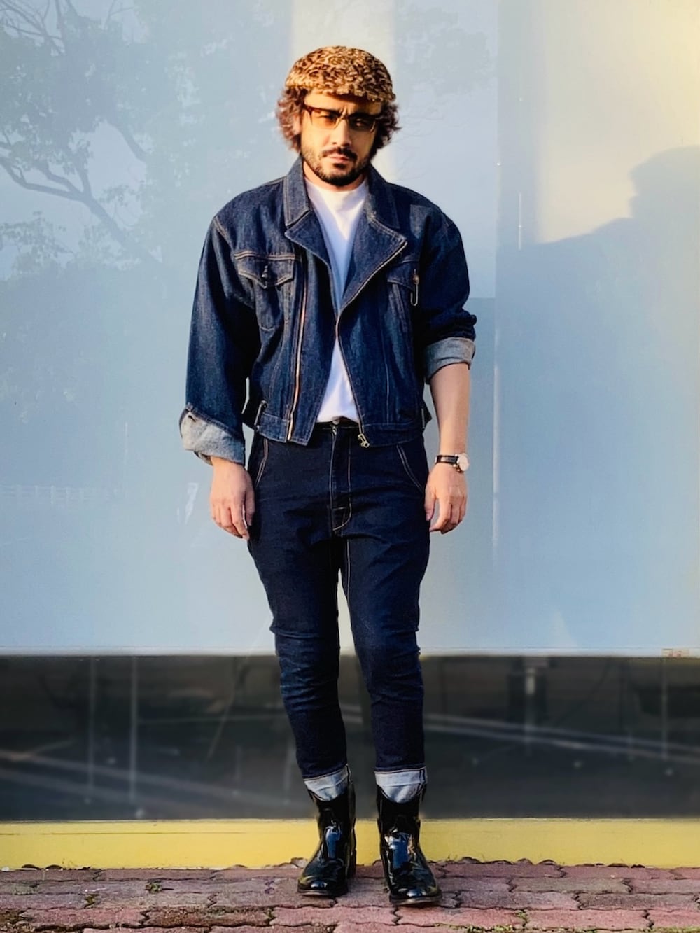 ブルー系のライダースジャケット、ブルー系のデニムパンツ、ブラック系のブーツを着用したメンズの秋コーディネートの2枚目の写真