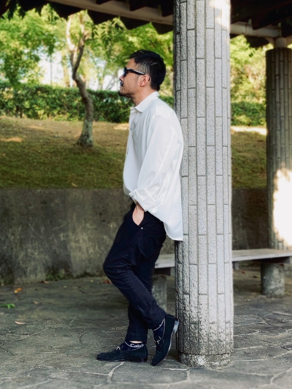 ホワイト系のシャツ/ブラウス、ブラック系のデニムパンツ、ブラック系のローファーを着用したメンズの夏コーディネートの2枚目の写真