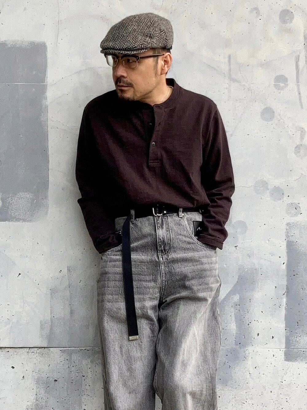 ブラウン系のTシャツ/カットソー、グレー系のデニムパンツ、レッド系のブーツを着用したメンズの秋コーディネートの5枚目の写真