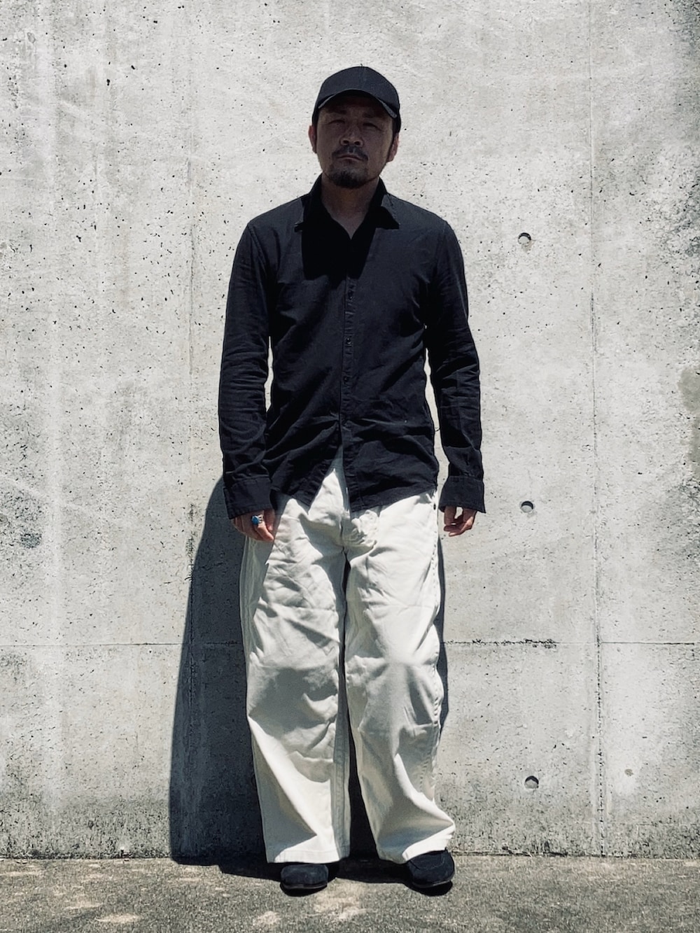 ブラック系のシャツ/ブラウス、ホワイト系のデニムパンツ、ブラック系のローファーを着用したメンズの春コーディネートの3枚目の写真