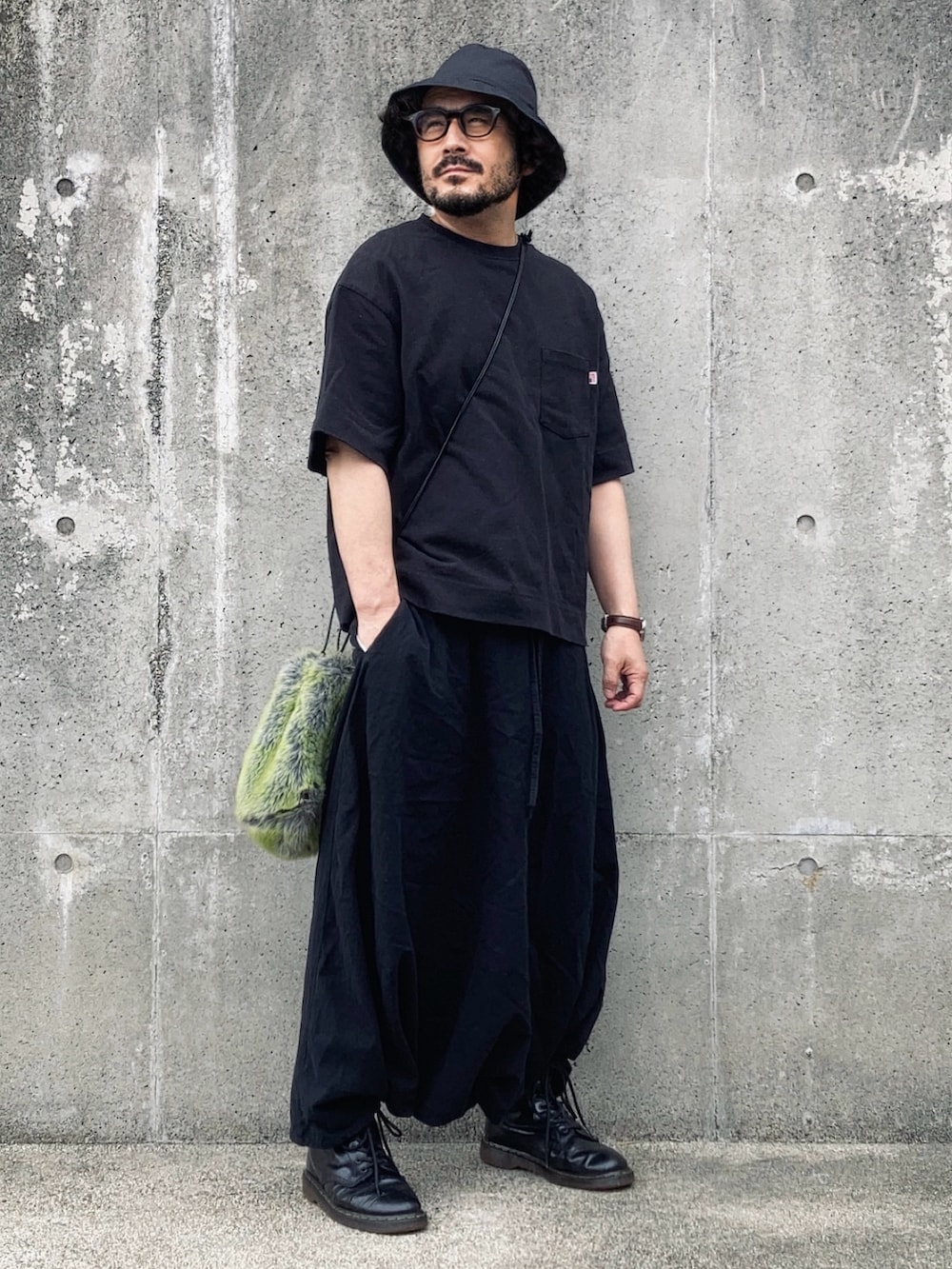 ブラック系のTシャツ/カットソー、ブラック系のその他パンツ、ブラック系のブーツを着用したメンズの春コーディネートの3枚目の写真