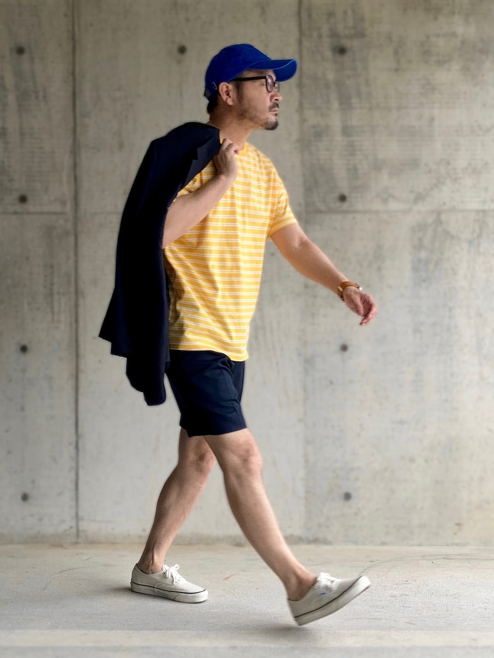 イエロー系のTシャツ/カットソー、ブルー系のテーラードジャケット、ブルー系のその他パンツを着用したメンズの夏コーディネートの5枚目の写真