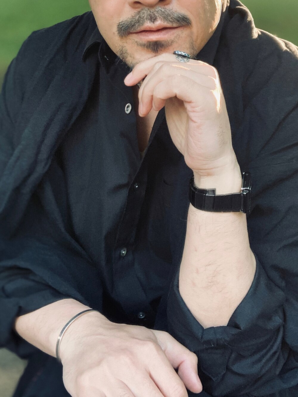 ブラック系のシャツ/ブラウス、ブラック系のその他アウター、ブラック系のその他パンツを着用したメンズの春コーディネートの5枚目の写真