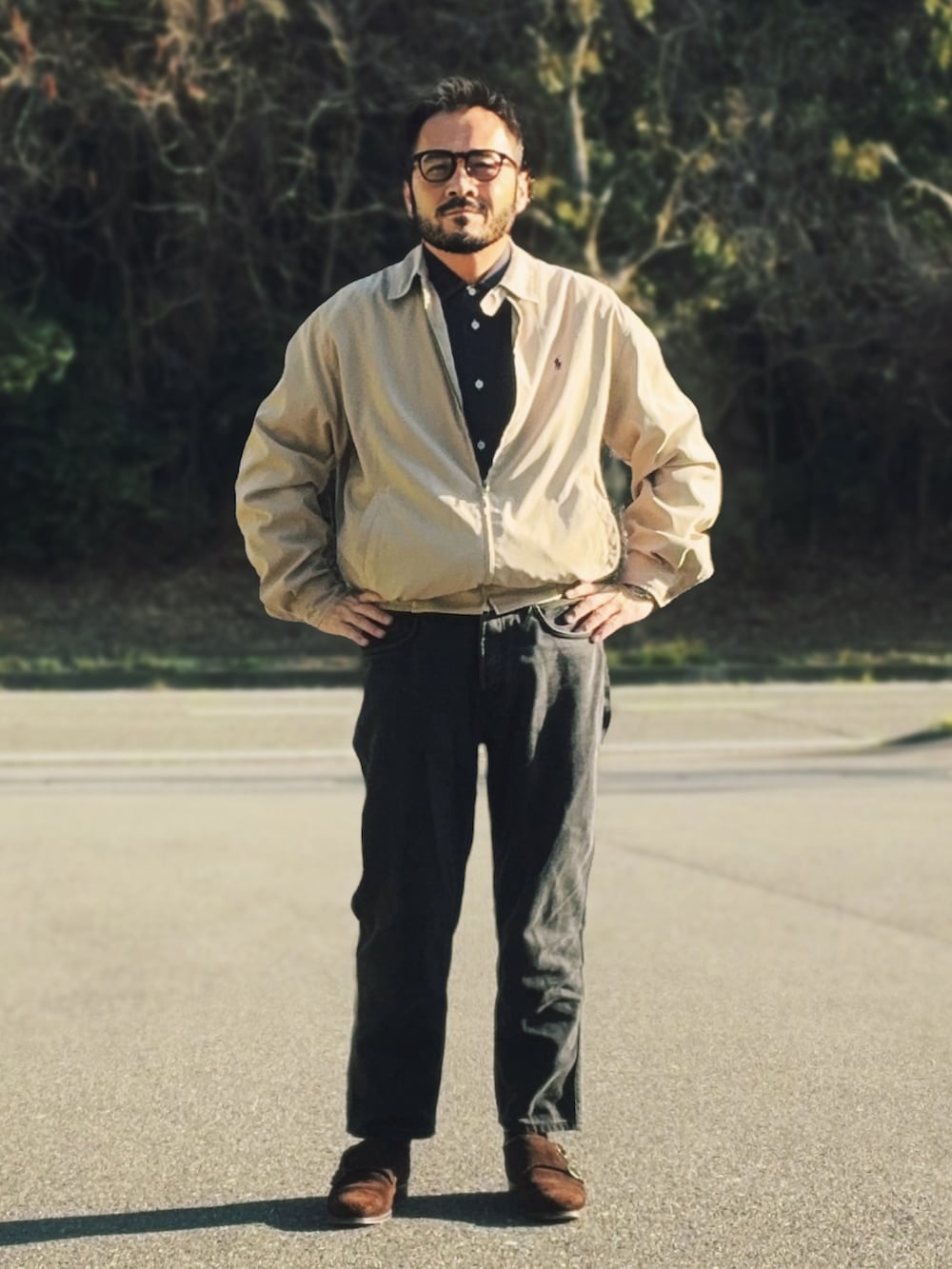 ベージュ系のブルゾン、ブラック系のデニムパンツ、ブラウン系のドレスシューズを着用したメンズの春コーディネートの2枚目の写真