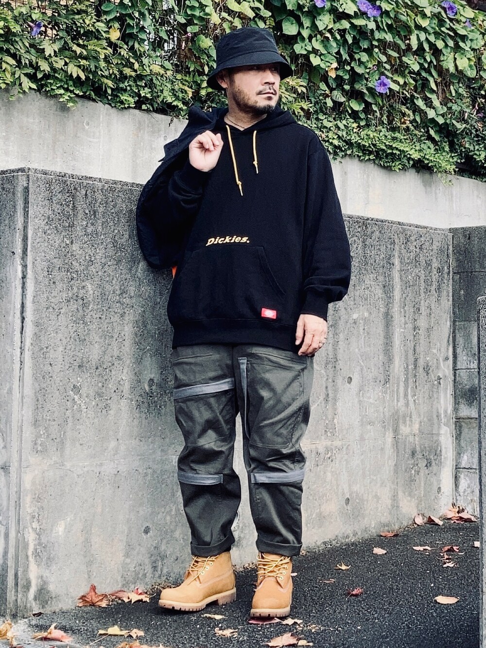 「カジュアル、アウトドア、アウトドアスタイル、パーカー、ストリート、ベスト、ワイドパンツ、ワークパンツ、ワークブーツ、秋服、バケットハット、ミリタリーパンツ、フーディー、ストリートコーデ、ドレカジバランス」|「Dickiesの【メンズ】裏起毛スウェットパーカー(パーカー、ブラック系)」を使った、koppaさん(メンズ・169cm)の秋コーディネートの3枚目の写真