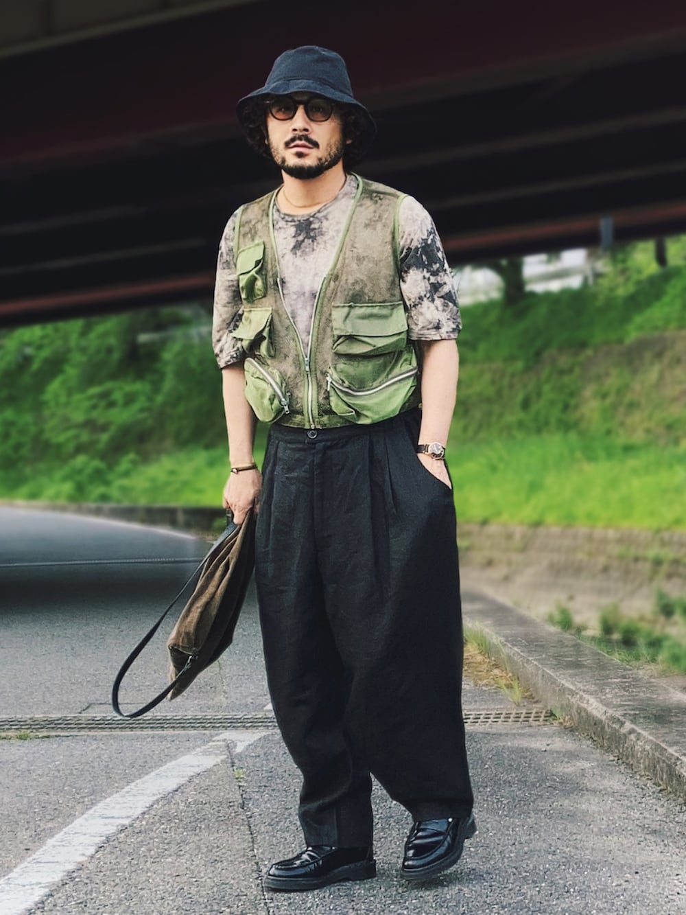 「古着MIX、ラフコーデ、ショルダーバッグ、Tシャツコーデ、ベスト×Tシャツ、ミリタリーベスト、タイダイ柄、ローファー、バケットハット、サングラス、ワイドパンツ、リネンパンツ、和洋折衷」｜「SIDE SLOPEのリネンtシャツ size3（Tシャツ/カットソー、ブラウン系）」を使った、koppaさん（メンズ・169cm）の春コーディネートの2枚目の写真