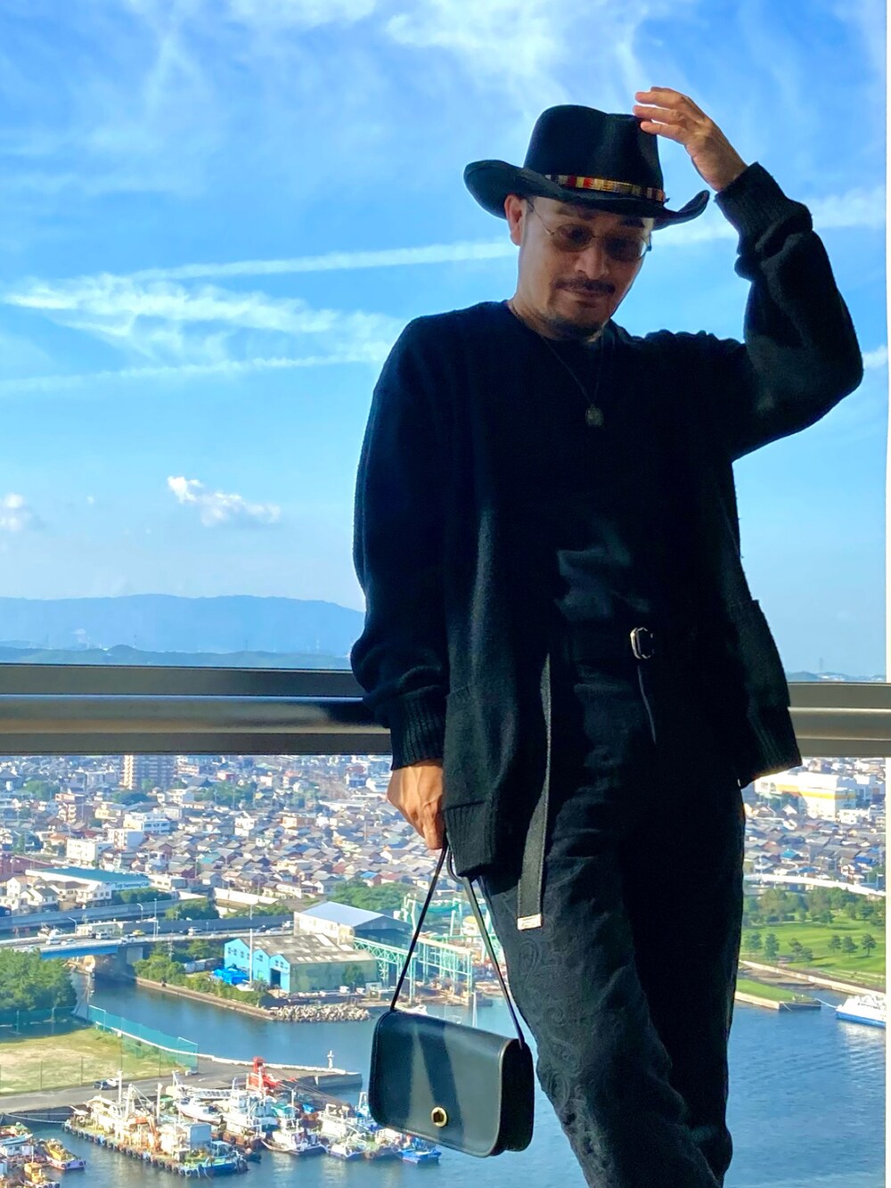 ブラック系のTシャツ/カットソー、ブラック系のカーディガン/ボレロ、ブラック系のその他パンツを着用したメンズの秋コーディネートの3枚目の写真