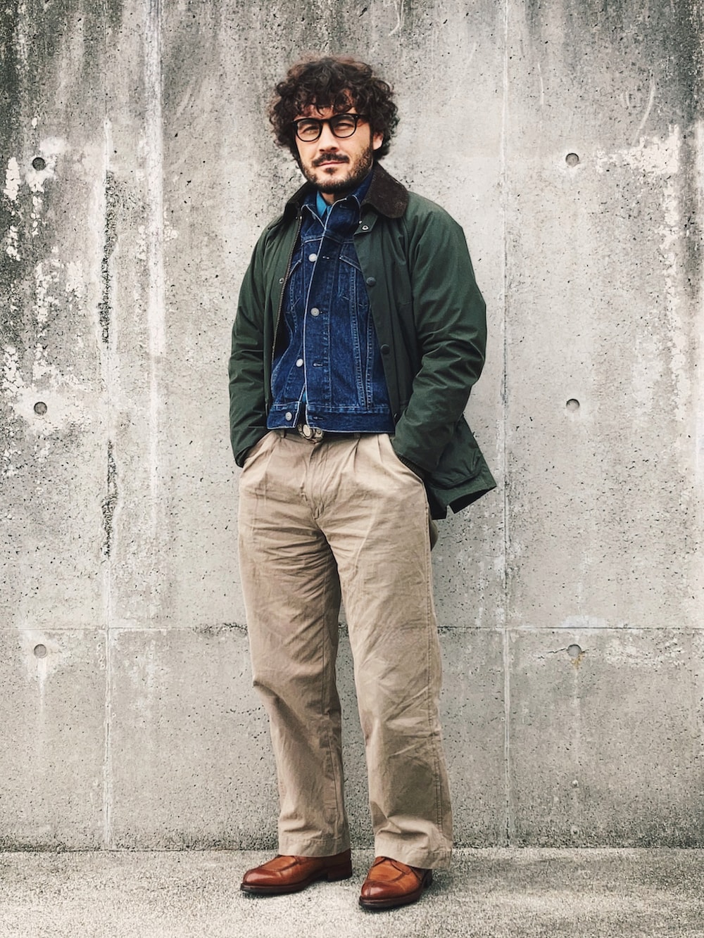 ブルー系のデニムジャケット、ブルー系のシャツ/ブラウス、グリーン系のその他アウターを着用したメンズの春コーディネートの2枚目の写真