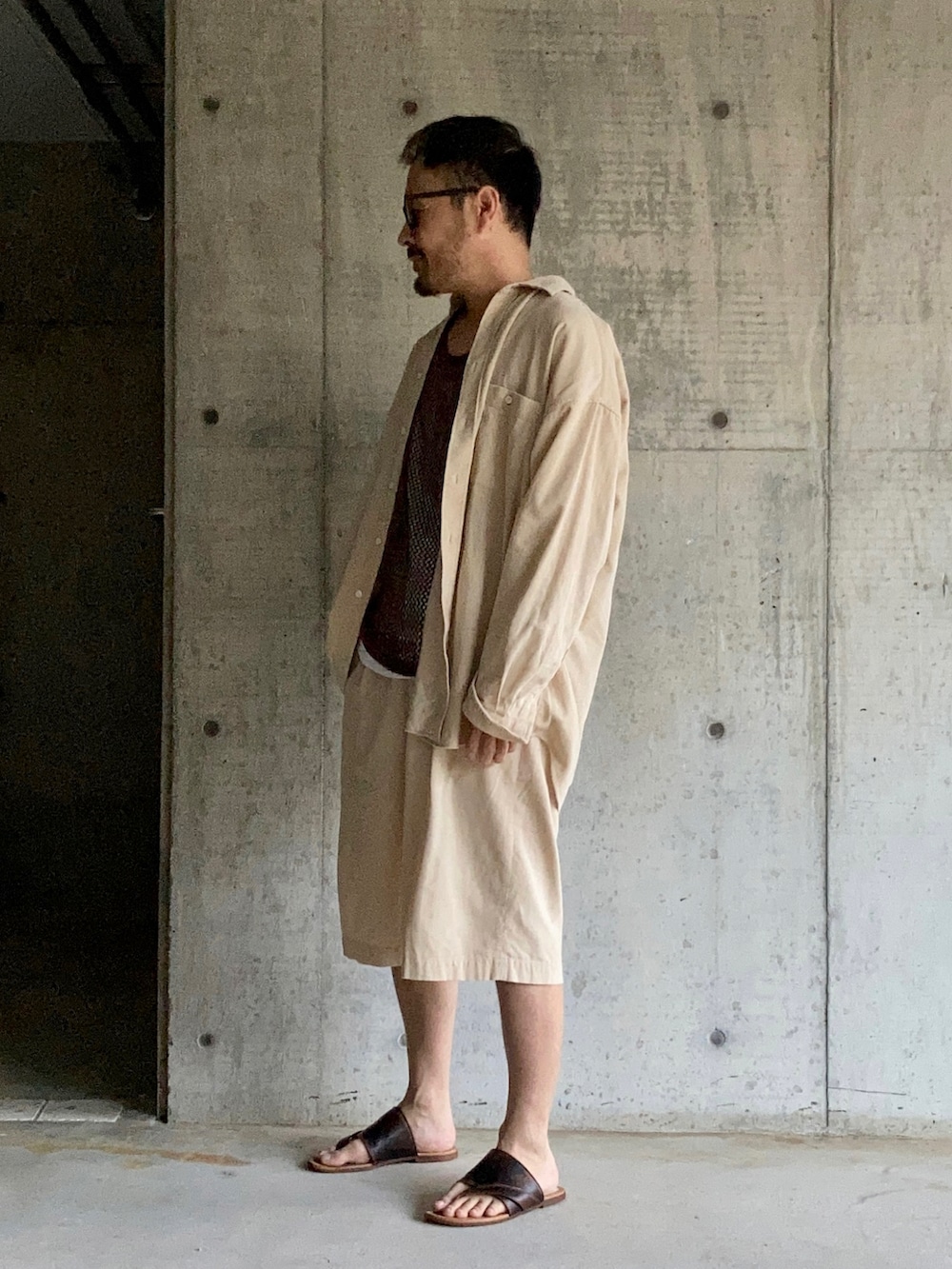 ブラウン系のタンクトップ、ベージュ系のシャツ/ブラウス、ベージュ系のその他パンツを着用したメンズの夏コーディネートの2枚目の写真