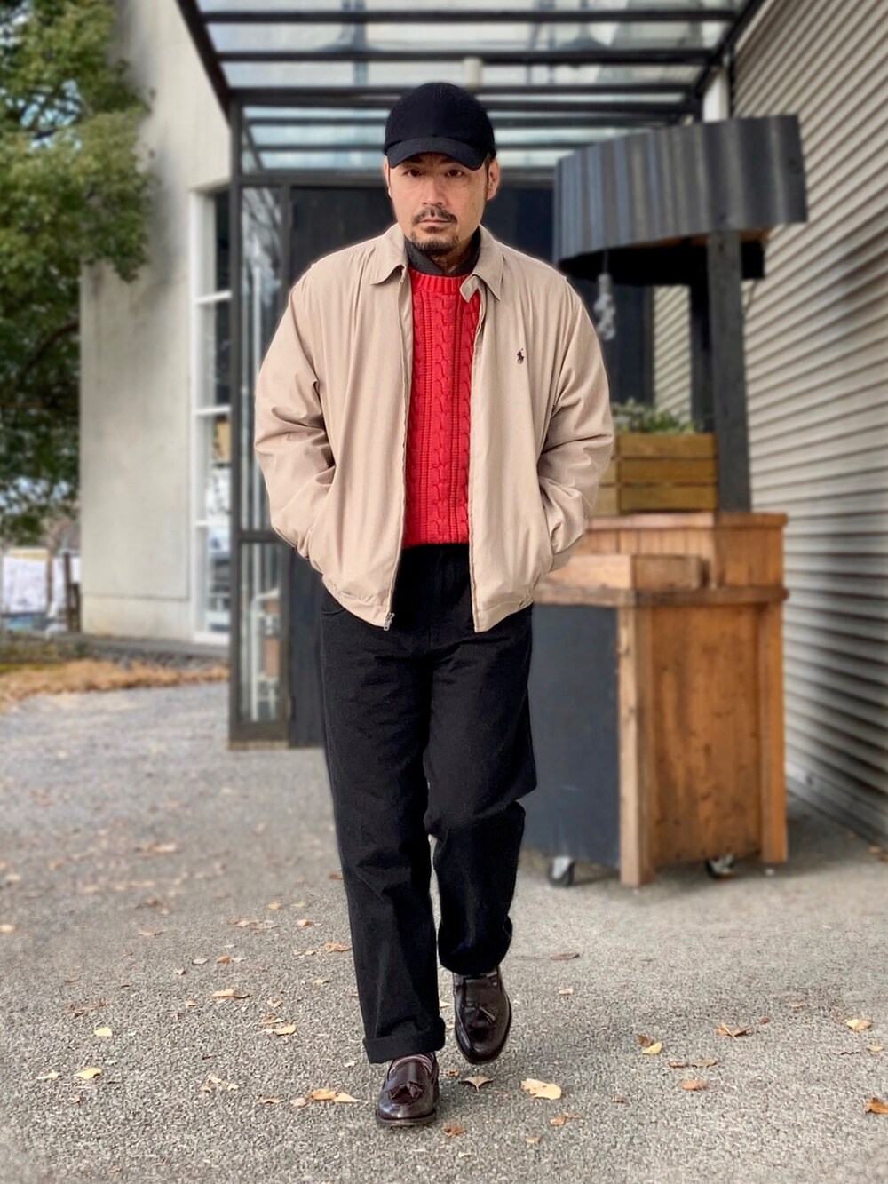 ブラック系のポロシャツ、レッド系のニット/セーター、ベージュ系のブルゾンを着用したメンズの冬コーディネートの2枚目の写真