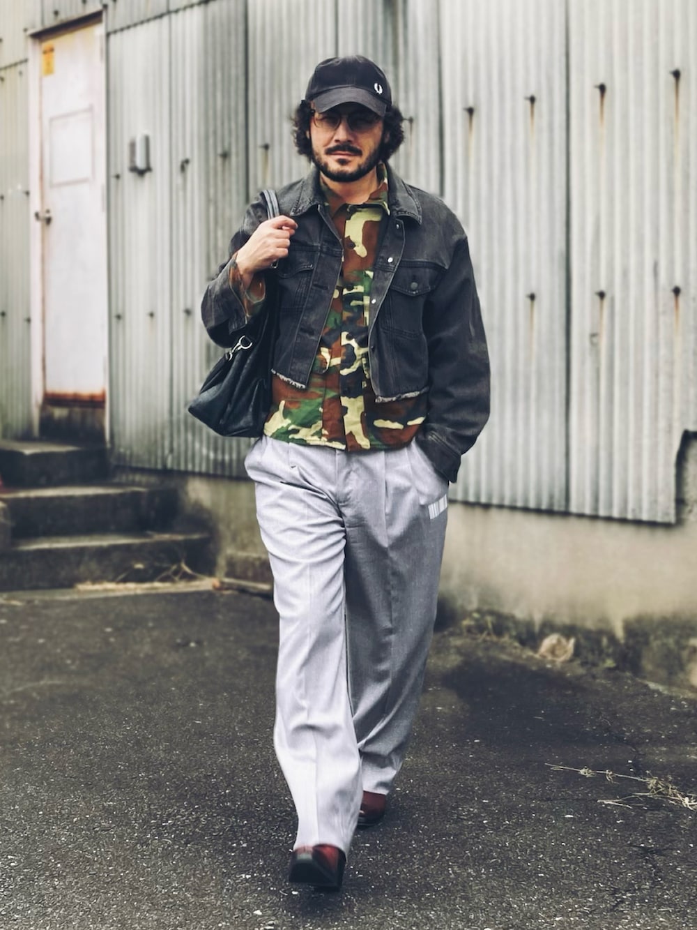 グレー系のスラックス、グレー系のデニムジャケット、グリーン系のシャツ/ブラウスを着用したメンズの秋コーディネートの2枚目の写真