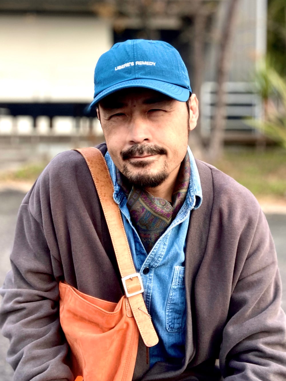 ブルー系のシャツ/ブラウス、グレー系のカーディガン/ボレロ、グリーン系のその他パンツを着用したメンズの冬コーディネートの5枚目の写真