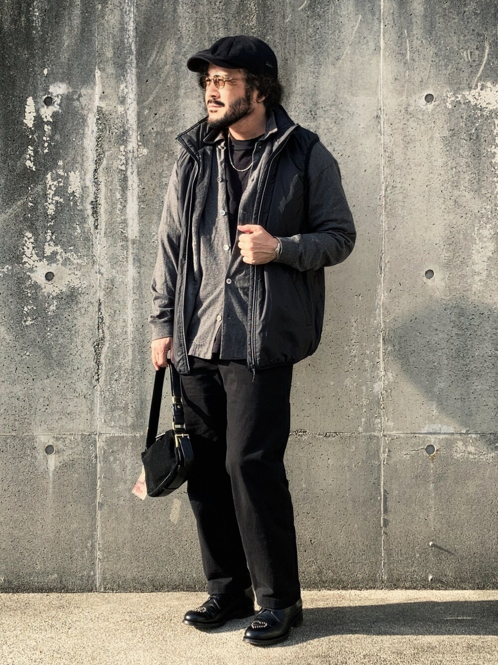 グレー系のシャツ/ブラウス、ブラック系のベスト、ブラック系のパンツを着用したレディースの秋コーディネートの4枚目の写真