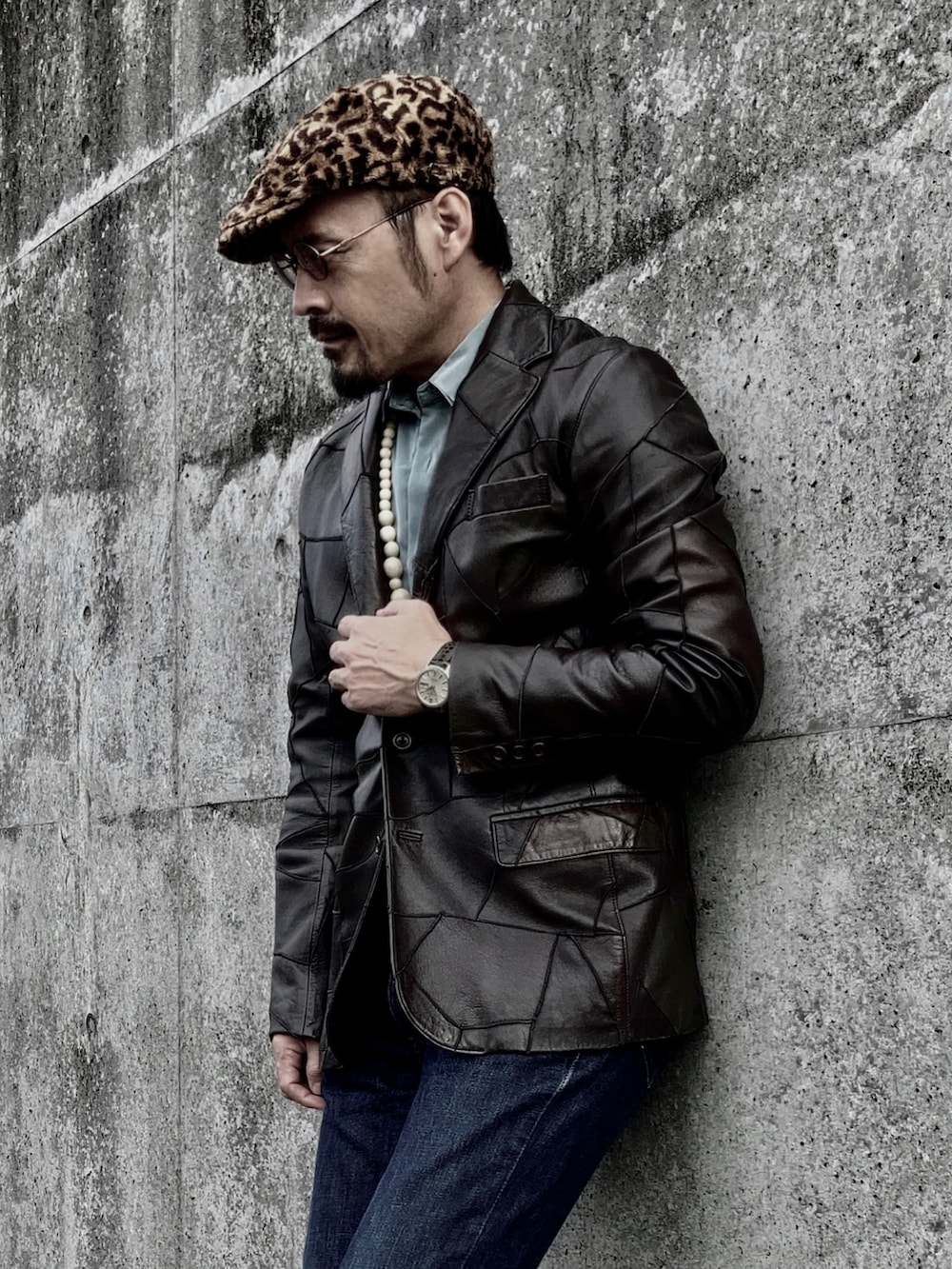 その他のシャツ/ブラウス、ブラウン系のテーラードジャケット、ブルー系のデニムパンツを着用したメンズの秋コーディネートの5枚目の写真